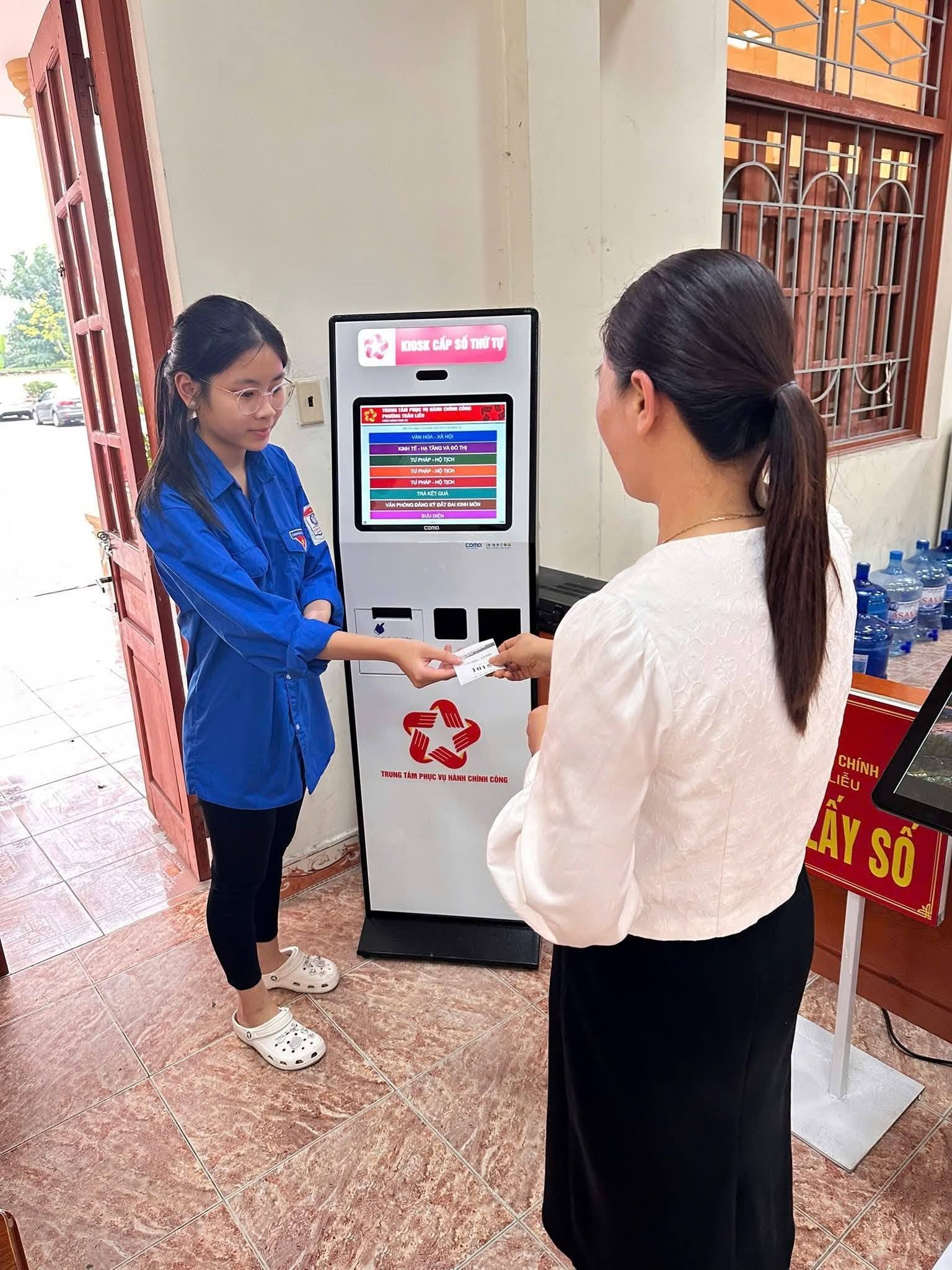 TUỔI TRẺ PHƯỜNG TRẦN LIỄU RA QUÂN HỖ TRỢ NGƯỜI DÂN THỰC HIỆN THỦ TỤC HÀNH CHÍNH
