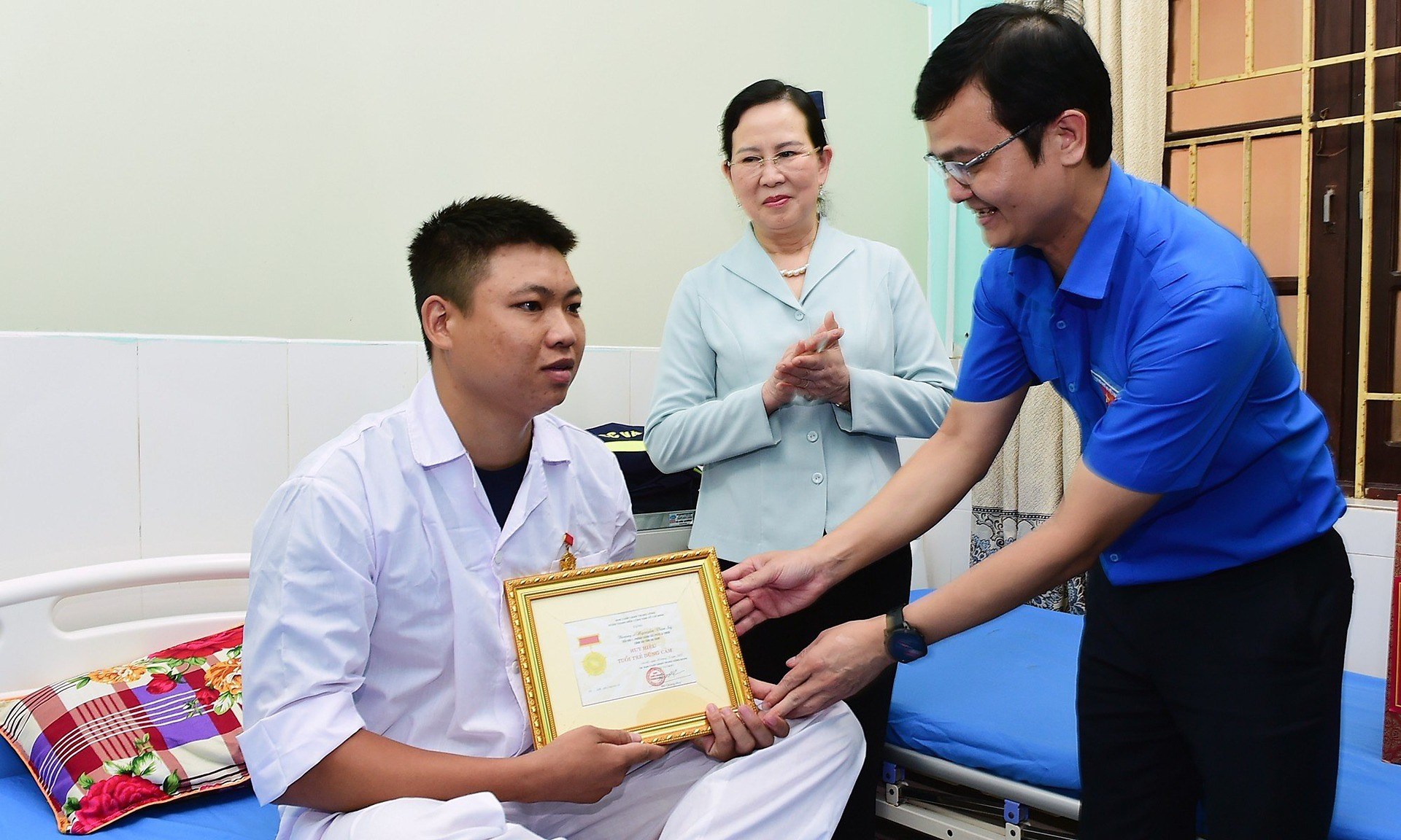 T.W Đoàn trao tặng huy hiệu "Tuổi trẻ dũng cảm" cho Thượng sĩ cứu 6 người khỏi đám cháy