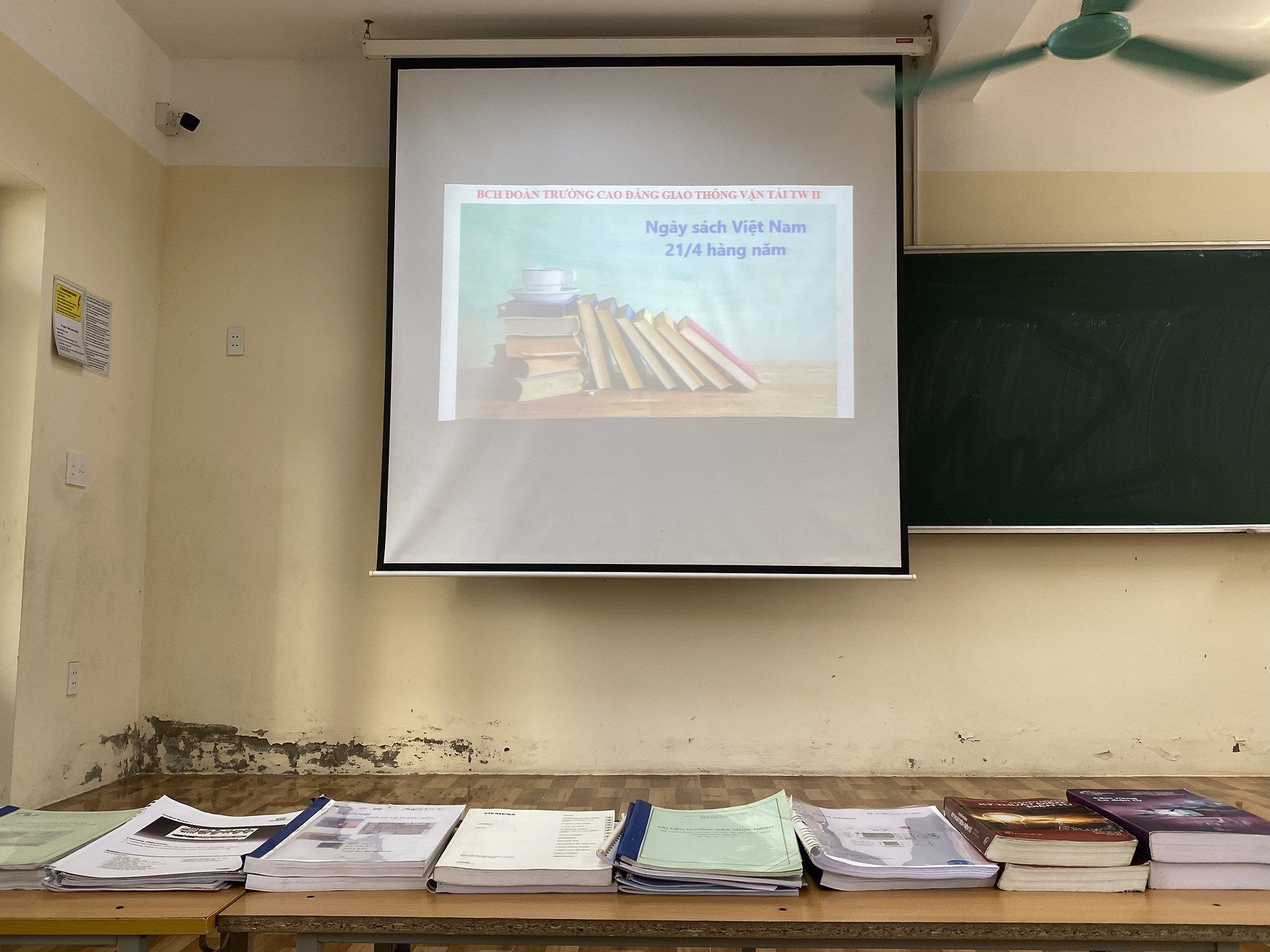 ĐOÀN THANH NIÊN TRƯỜNG CAO ĐẲNG GTVT TRUNG ƯƠNG II HƯỞNG ỨNG NGÀY SÁCH VÀ VĂN HÓA ĐỌC VIỆT NAM 2023