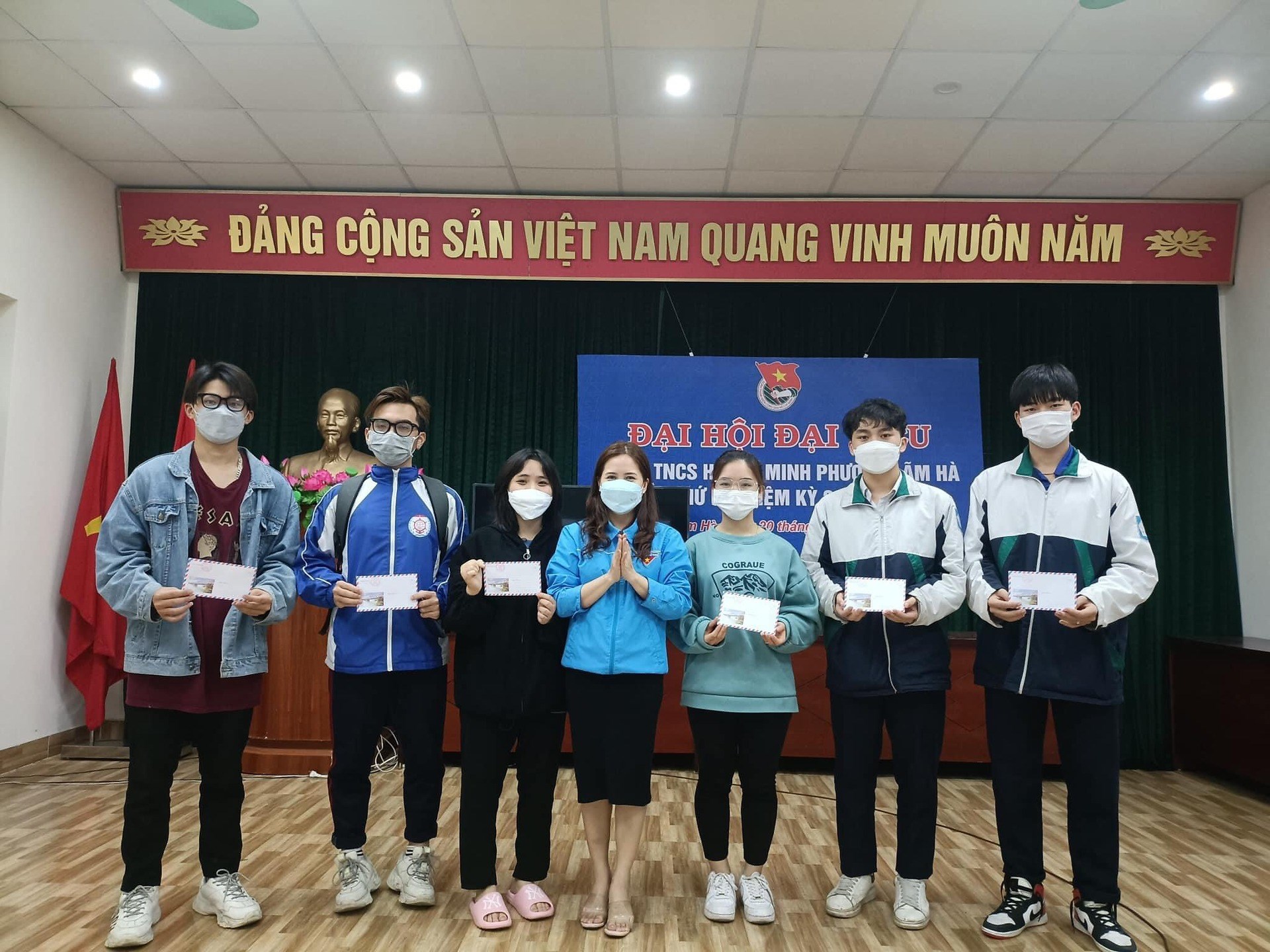 Tặng quà thiếu nhi hoàn cảnh khó khăn, thiếu nhi bị ảnh hưởng bởi dịch bệnh Covid-19