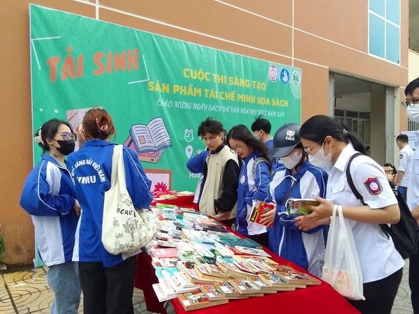 Tái sinh - Cuộc thi sáng tạo sản phẩm tái chế minh hoạ sách
