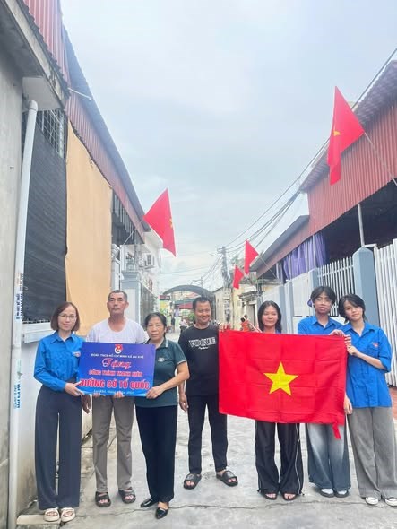 ĐOÀN XÃ LAI KHÊ TRAO TẶNG CÔNG TRÌNH THANH NIÊN "ĐƯỜNG CỜ TỔ QUỐC"