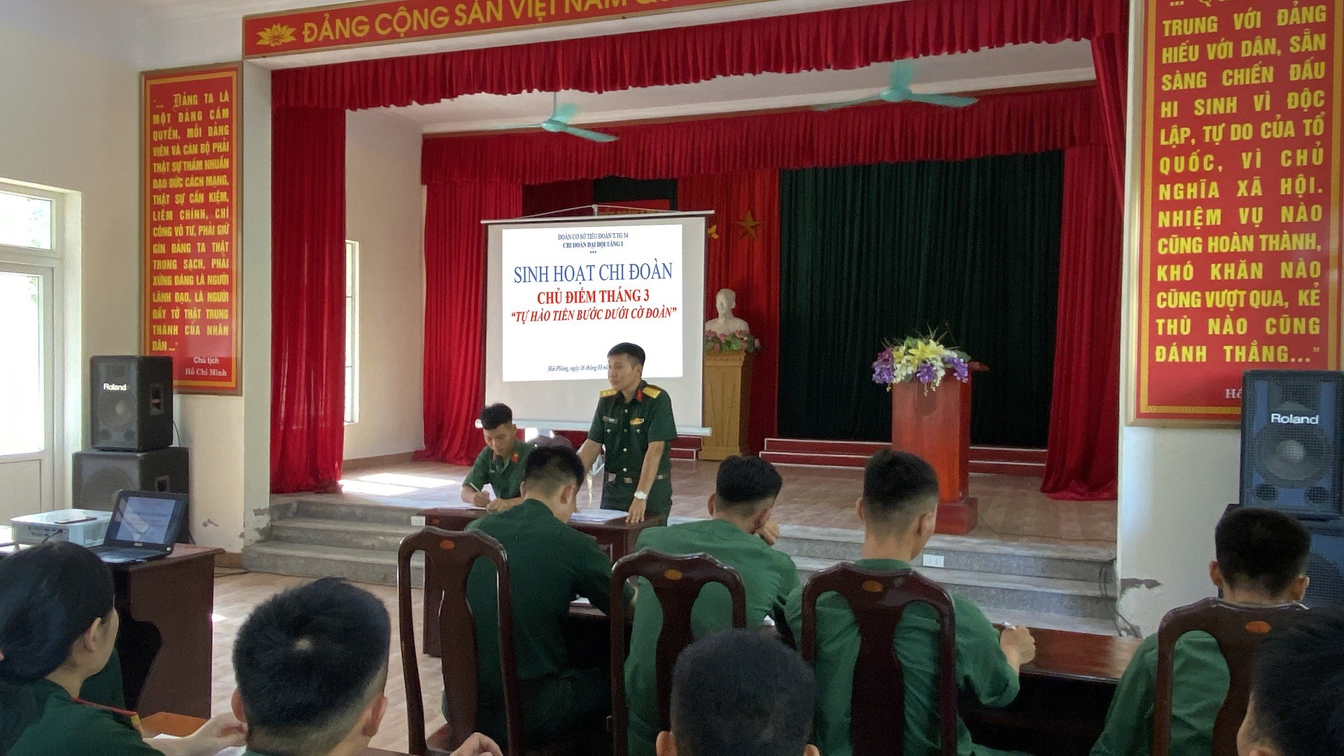 Sinh hoạt chi đoàn tháng 3 theo chủ điểm với chủ đề “Tự hào Đoàn TNCS Hồ Chí Minh”