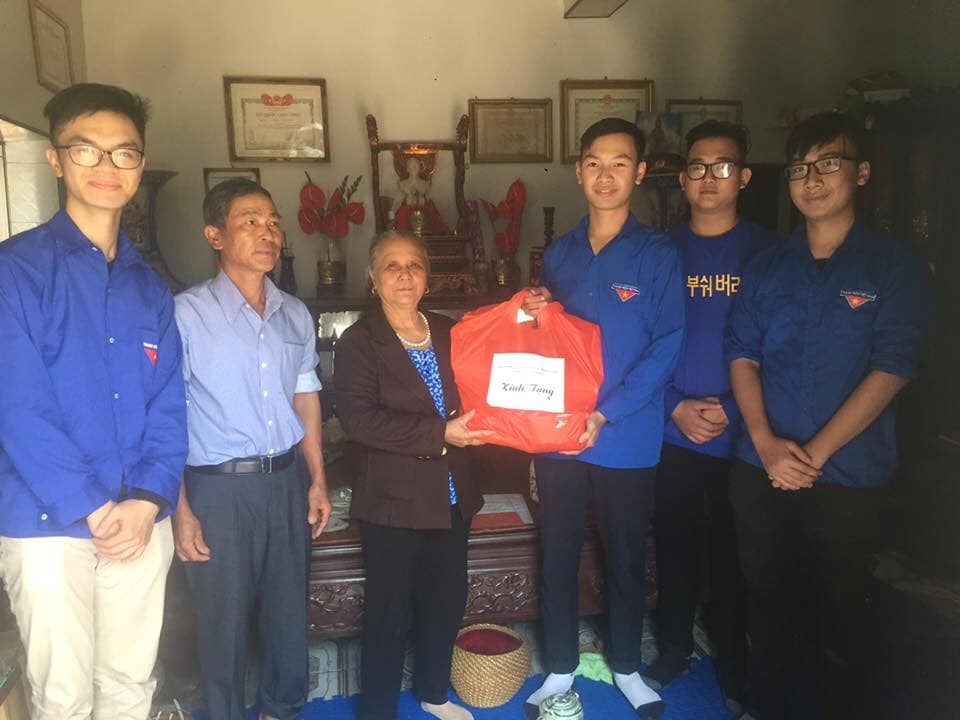 Hội Sinh viên Trường Đại học Y Dược Hải Phòng tổ chức chương trình "Gói xuân yêu thương trong từng chiếc bánh" tại xã Đoàn Lập, huyện Tiên Lãng