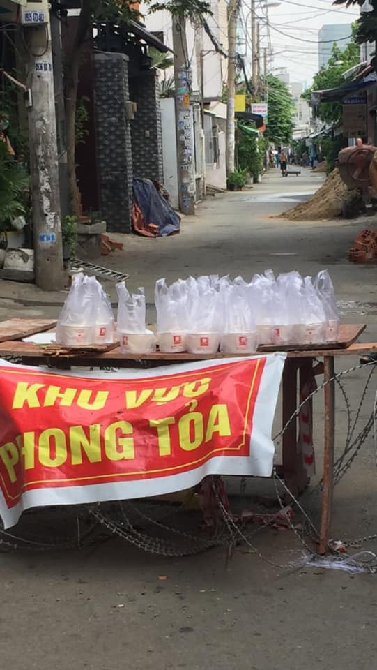 Miệt mài nấu cháo dinh dưỡng tặng trẻ nhỏ những ngày đại dịch