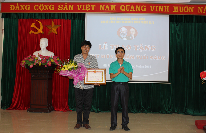 Đảng ủy cơ quan Thành đoàn trao tặng Huy hiệu 30 năm tuổi Đảng