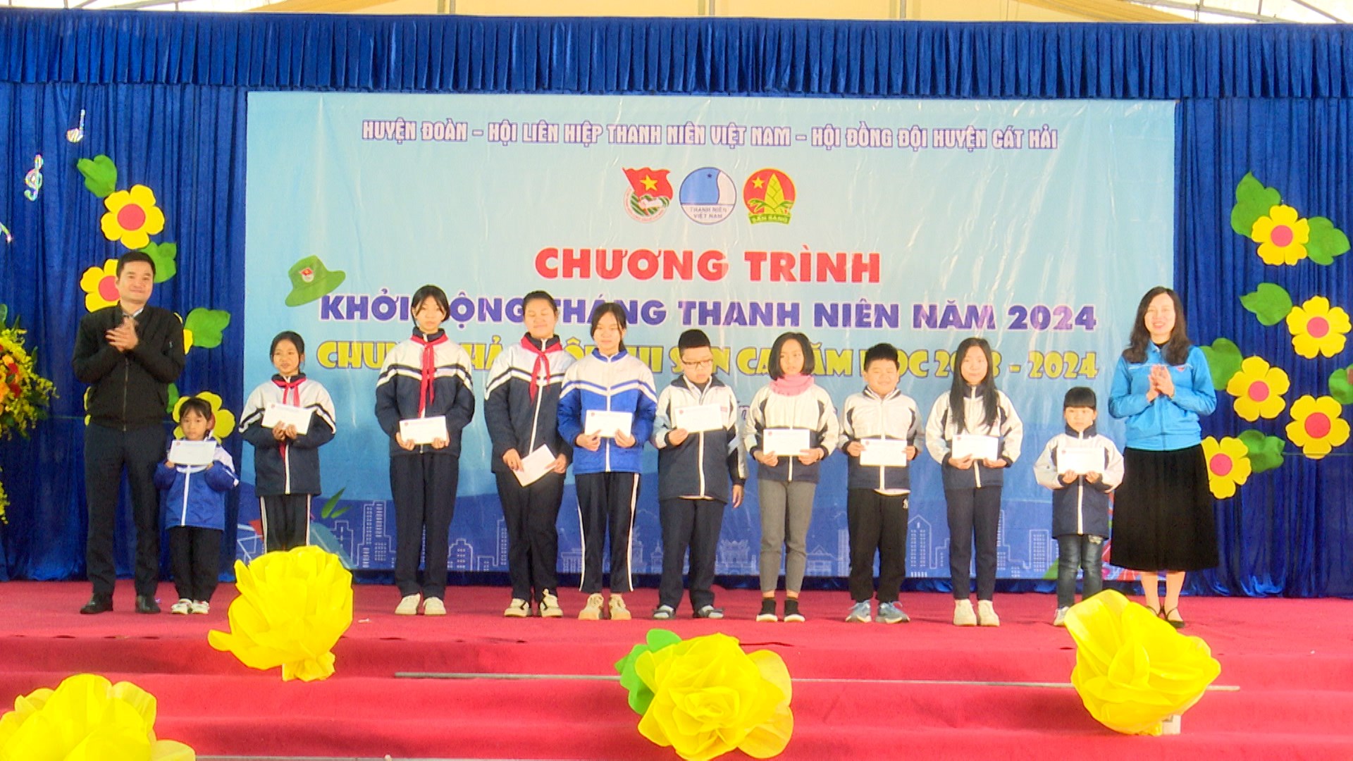 Trao tặng 10 suất quà cho các em học sinh tại Huyện đảo Cát Hải