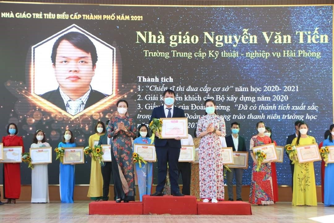 Thầy giáo Nguyễn Văn Tiến nhận Bằng khen “Nhà giáo trẻ tiêu biểu cấp thành phố năm 2021”