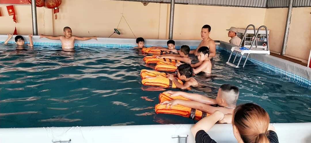 BAN CHỈ ĐẠO HÈ HUYỆN CÁT HẢI TÍCH CỰC TRIỂN KHAI DẠY BƠI PHÒNG CHỐNG ĐUỐI NƯỚC CHO THIẾU NHI TRONG DỊP HÈ