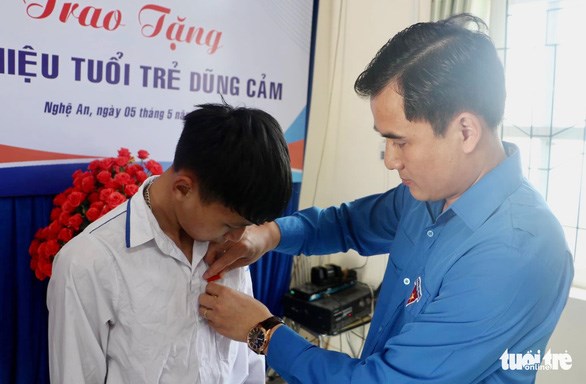 Nam sinh cứu em nhỏ nhận huy hiệu Tuổi trẻ dũng cảm