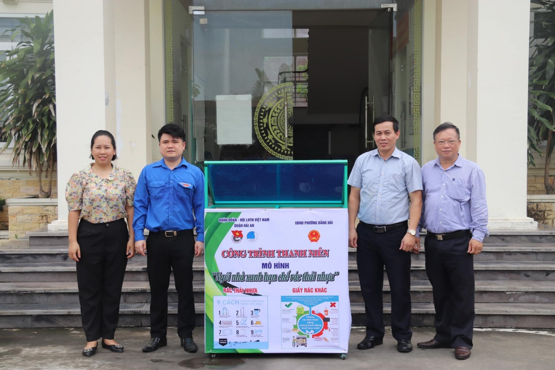 Quận đoàn-Hội LHTN Việt Nam quận Hải An trao tặng công trình thanh niên “Ngôi nhà xanh hạn chế rác thải nhựa” tại trụ sở làm việc Đảng uỷ - UBND phường Đằng Hải và trao tặng xô phân loại rác thải cho các hộ gia đình có hoàn cảnh khó khăn đang sinh