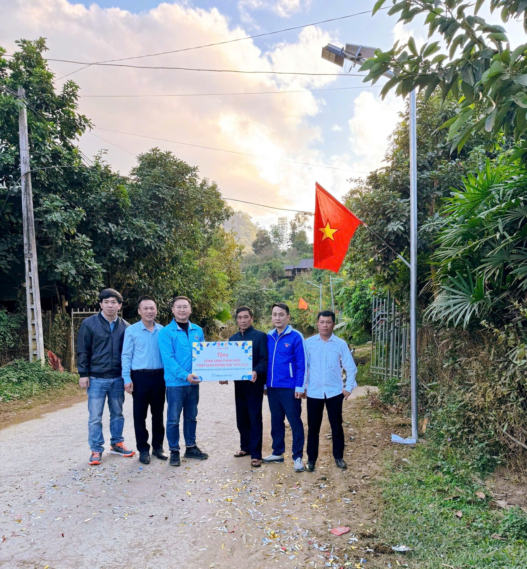ĐƯỜNG AN: PHỐI HỢP TRẠO TẶNG CÔNG TRÌNH THANH NIÊN “THẮP SÁNG ĐƯỜNG QUÊ” CHÀO MỪNG ĐẠI HỘI HỘI LIÊN HIỆP THANH NIÊN VIỆT NAM CÁC CẤP, NHIỆM KỲ 2026 - 2029