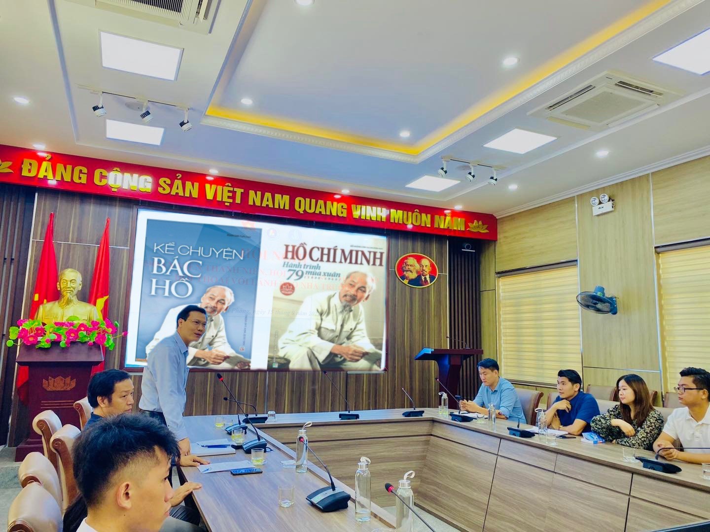 Đoàn thanh niên trường Đại học Hải Phòng sinh hoạt cuốn sách Bác Hồ