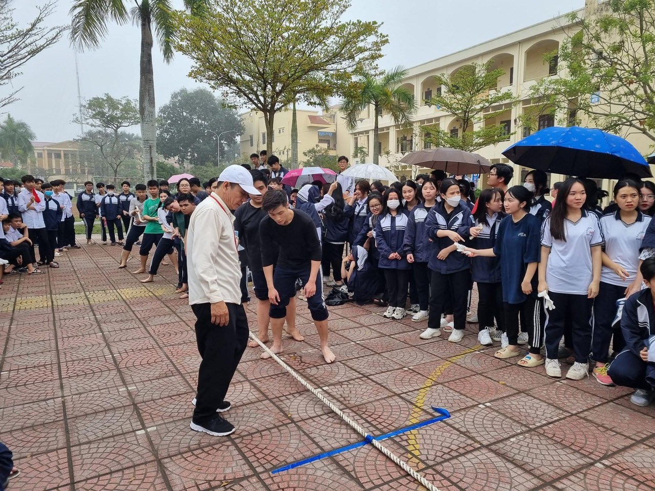 Chi đoàn Trung tâm GDNN-GDTX quận tổ chức hoạt động rèn luyện thể chất năm học 2022 - 2023