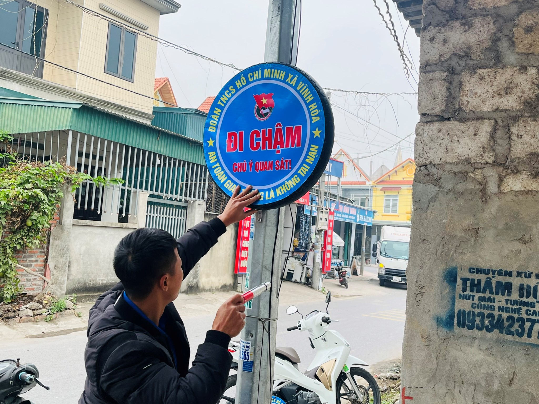 Thanh niên tình nguyện tham gia xây dựng nông thôn mới - Gắn biển cảnh báo nguy hiểm bằng vật liệu tái chế
