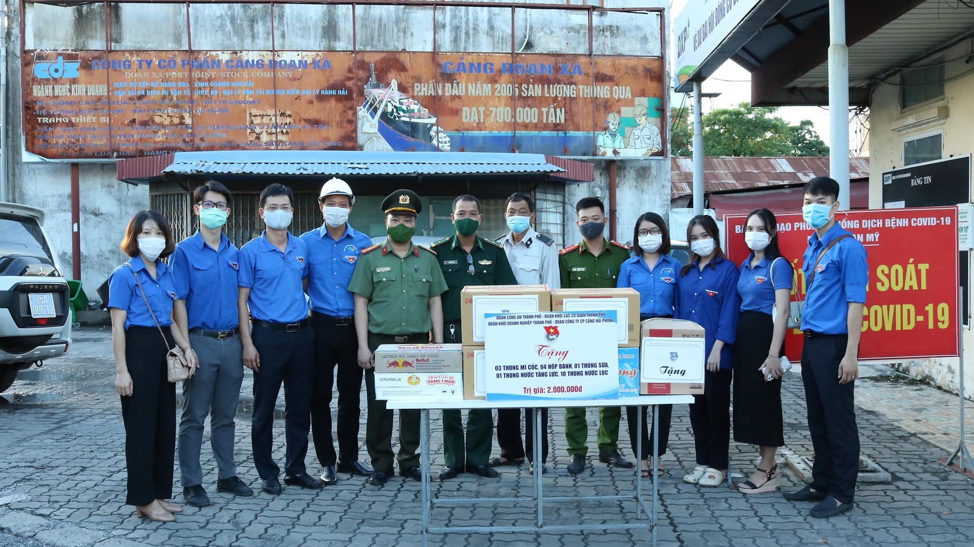 Đoàn Khối doanh nghiệp phối hợp tổ chức trao tặng quà cho 05 chốt kiểm dịch phòng, chống dịch bệnh Covid-19
