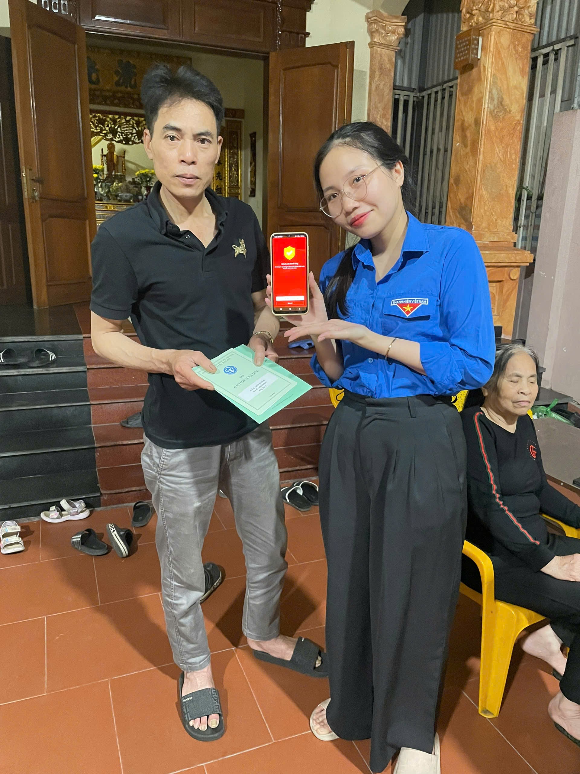 Đoàn phường Đông Hải: ra quân hỗ trợ đợt cao điểm cài đặt và sử dụng "Sổ sức khoẻ điện tử" trên phần mềm VNEID