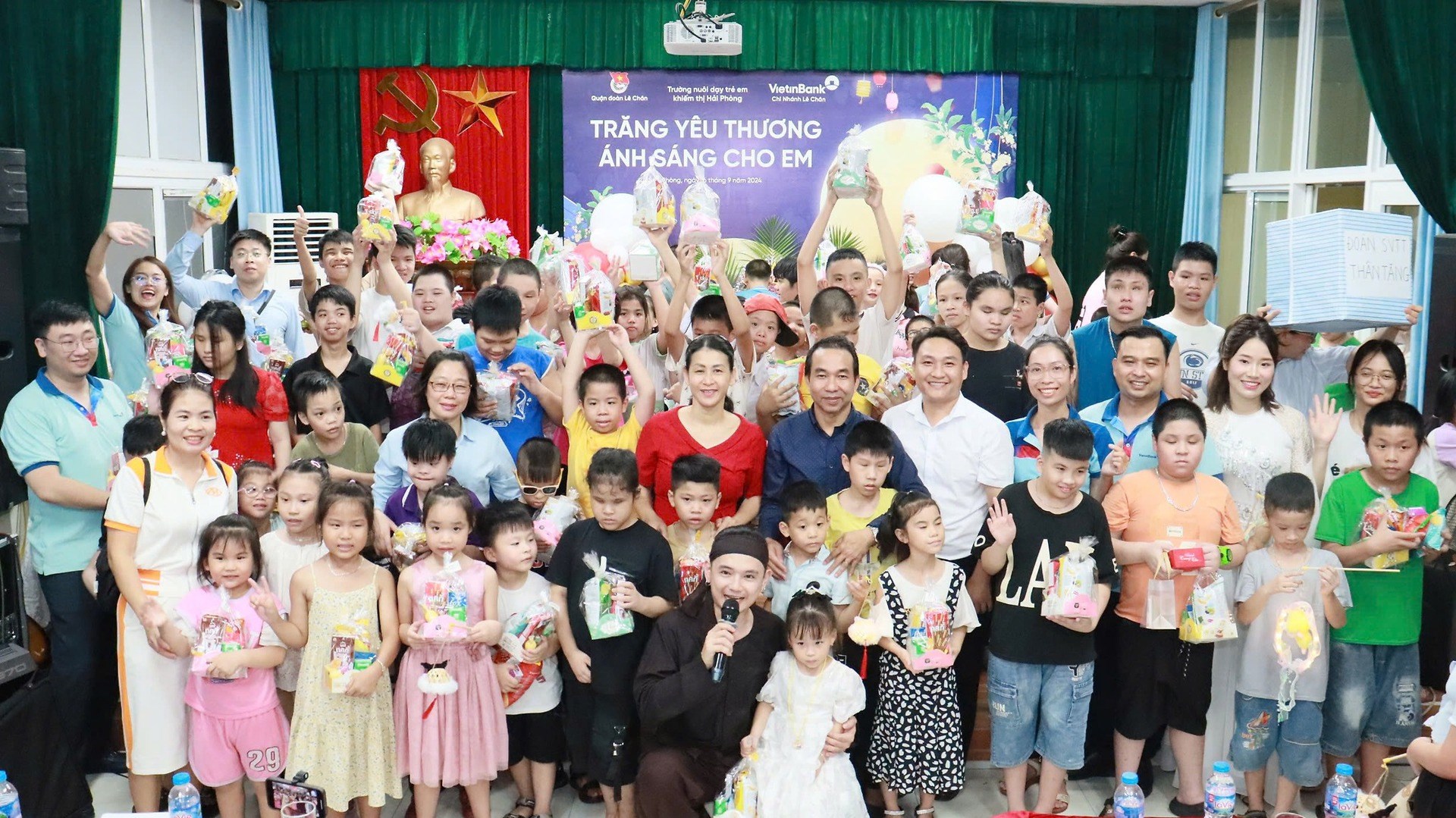 Quận đoàn Lê Chân phối hợp với Đoàn thanh niên VietinBank chi nhánh Lê Chân tổ chức Chương trình "Trăng yêu thương - Ánh sáng cho em" tại Trường nuôi dạy trẻ em khiếm thị Hải Phòng
