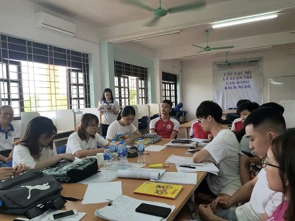 Đoàn Thanh niên trường Cao đẳng Bách Nghệ tổ chức sinh hoạt CLB Lý luận trẻ tháng 10
