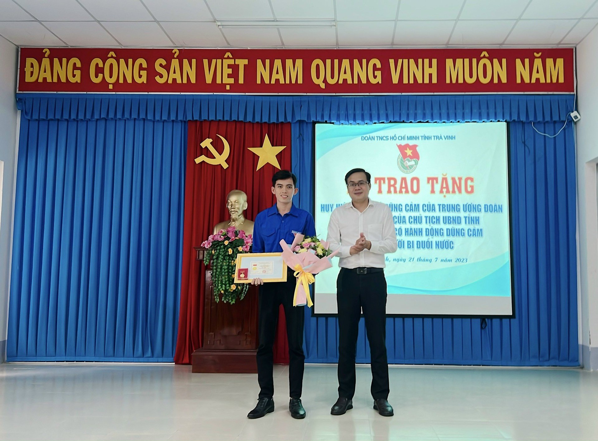 Trao tặng Huy hiệu “Tuổi trẻ dũng cảm” cho đoàn viên cứu người trên sông Cổ Chiên