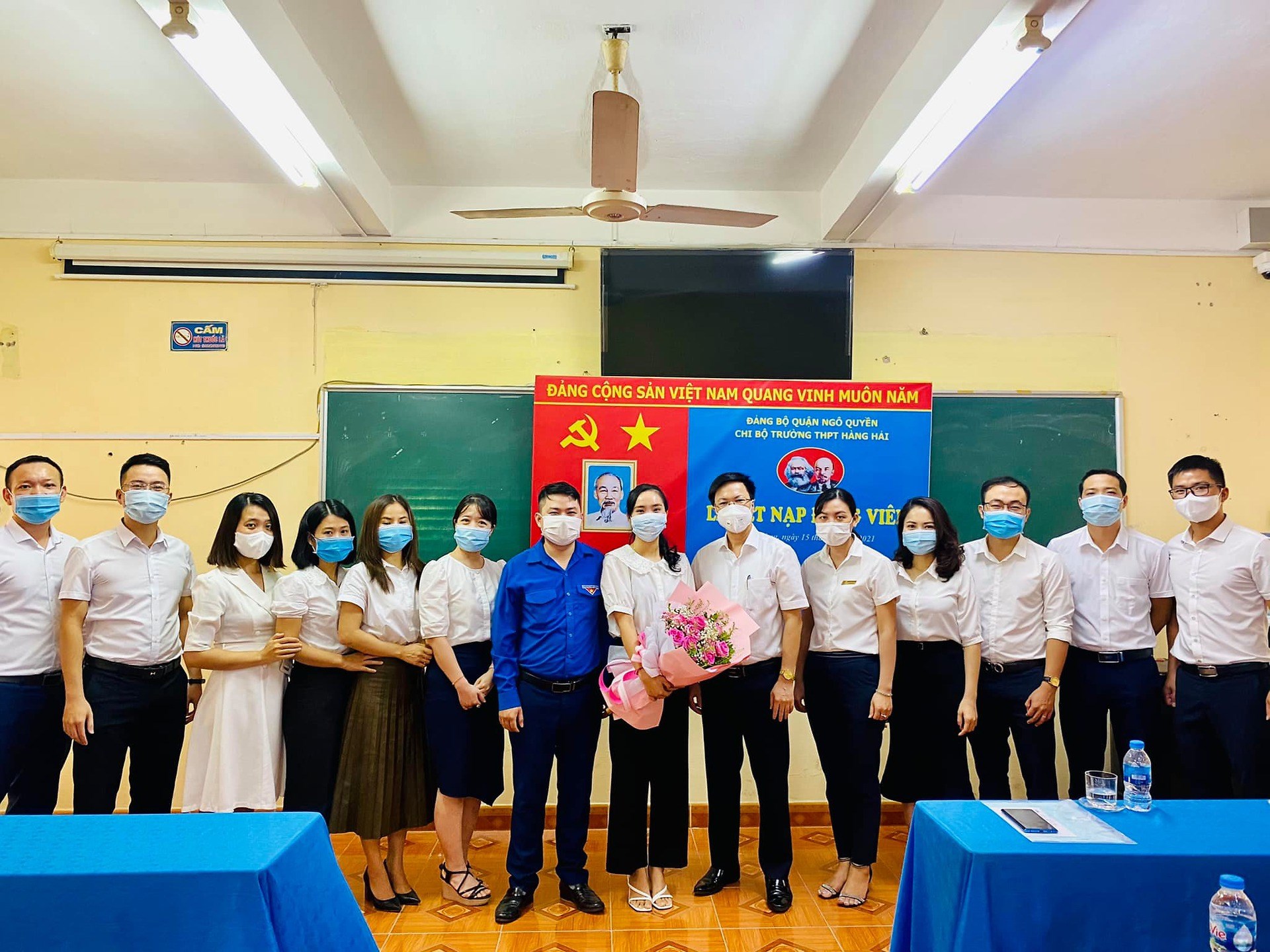Lễ kết nạp đảng cho đoàn viên ưu tú Bùi Thu Hương - Phó Bí thư Đoàn trường, giáo viên môn Địa Lý.
