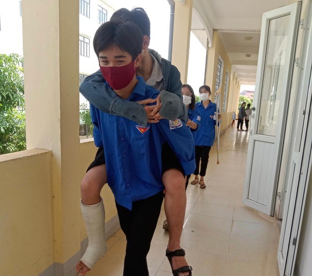 Thanh tình nguyện viên cõng thí sinh gãy chân đến tận phòng thi