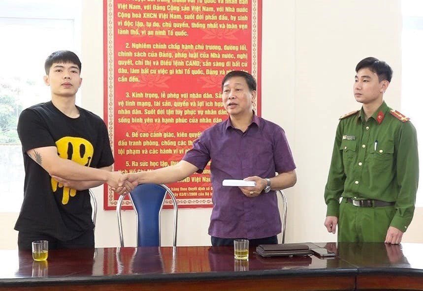 NHẶT ĐƯỢC GẦN 100 TRIỆU ĐỒNG, NAM THANH NIÊN TRẢ LẠI NGƯỜI ĐÁNH RƠI