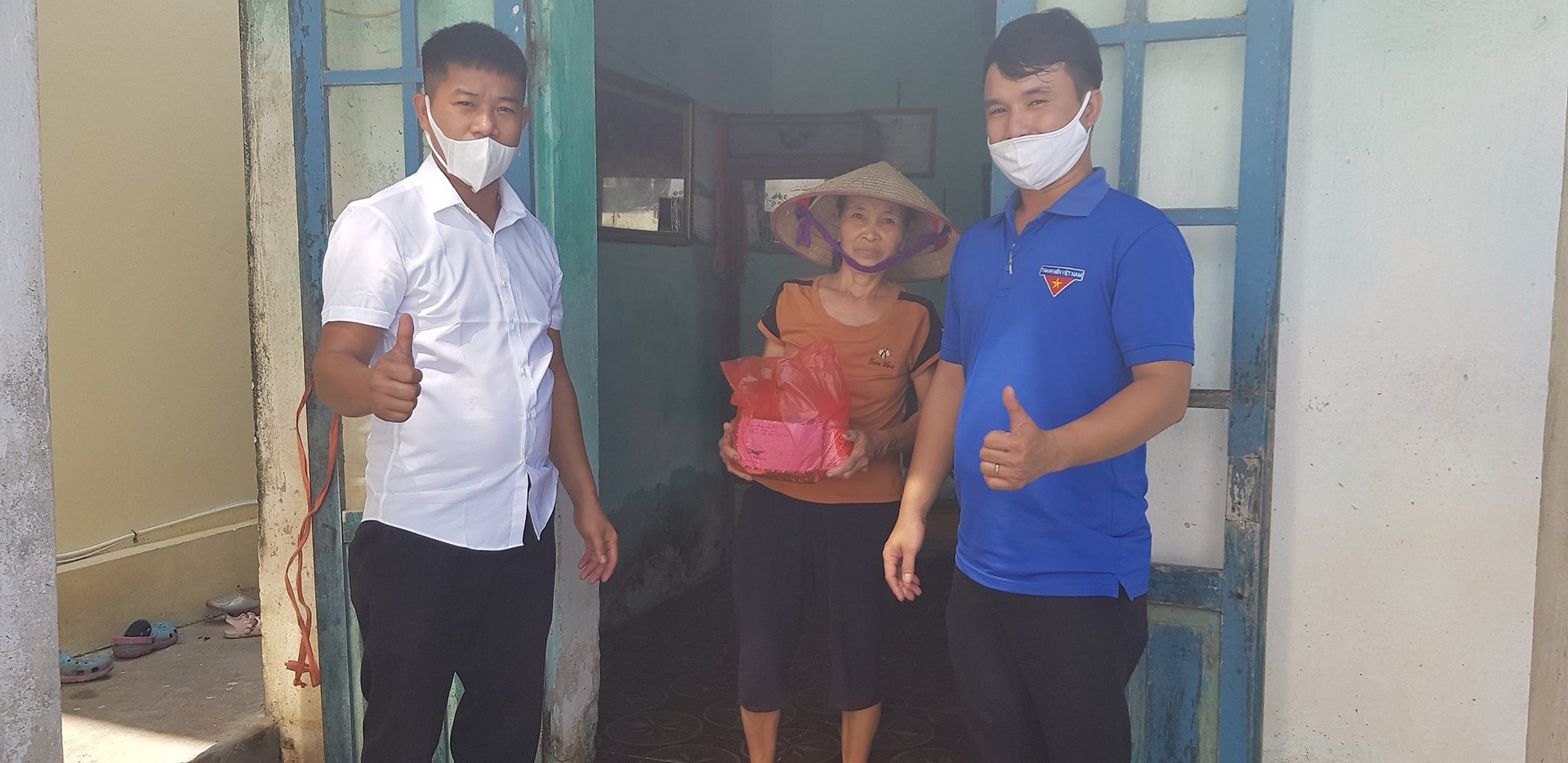 Tặng quà thân nhân gia đình chiến sĩ đang công tác tại huyện Đảo Bạch Long Vĩ