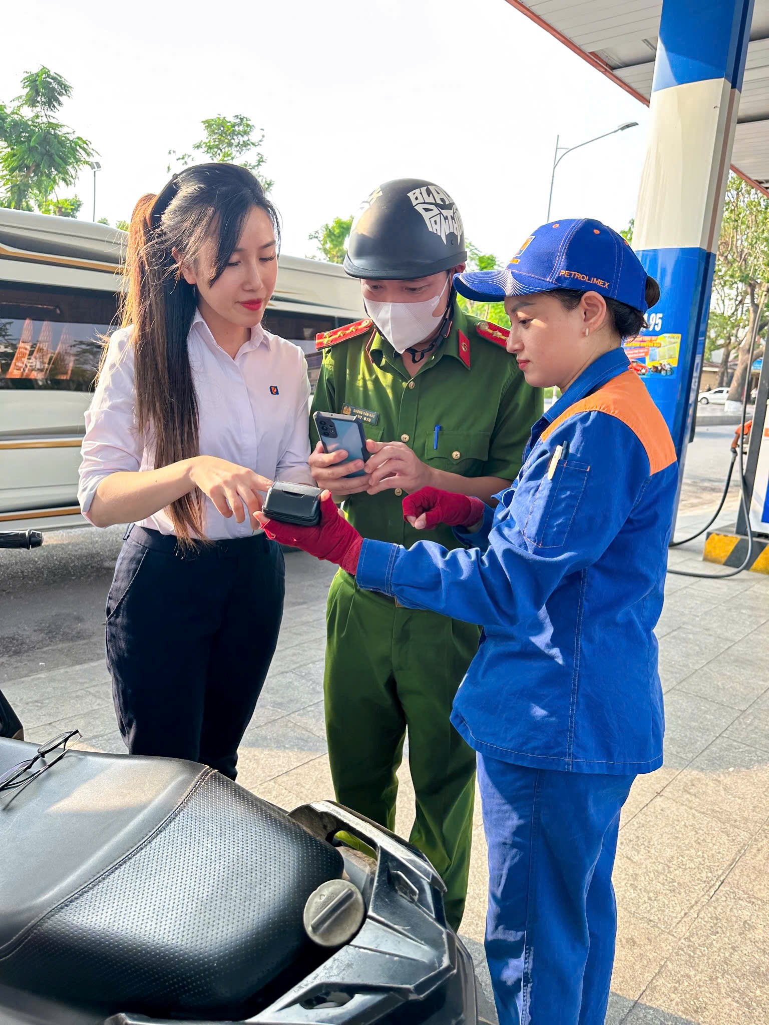 THANH NIÊN CÔNG TY XĂNG DẦU KHU VỰC III: ĐI ĐẦU TRONG CHUYỂN ĐỔI SỐ VÀ THANH TOÁN KHÔNG DÙNG TIỀN MẶT