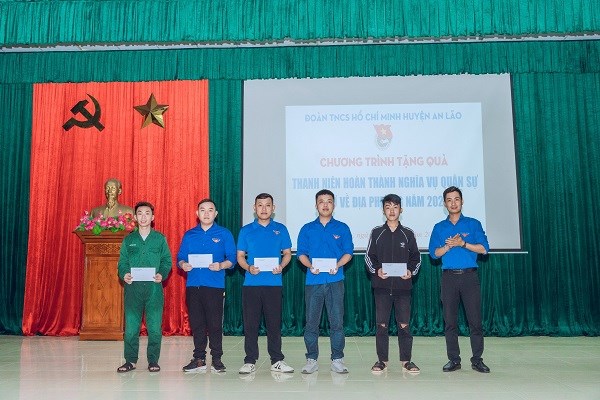 TẶNG QUÀ CHO QUÂN NHÂN HOÀN THÀNH NGHĨA VỤ QUÂN SỰ TRỞ VỀ ĐỊA PHƯƠNG NĂM 2024