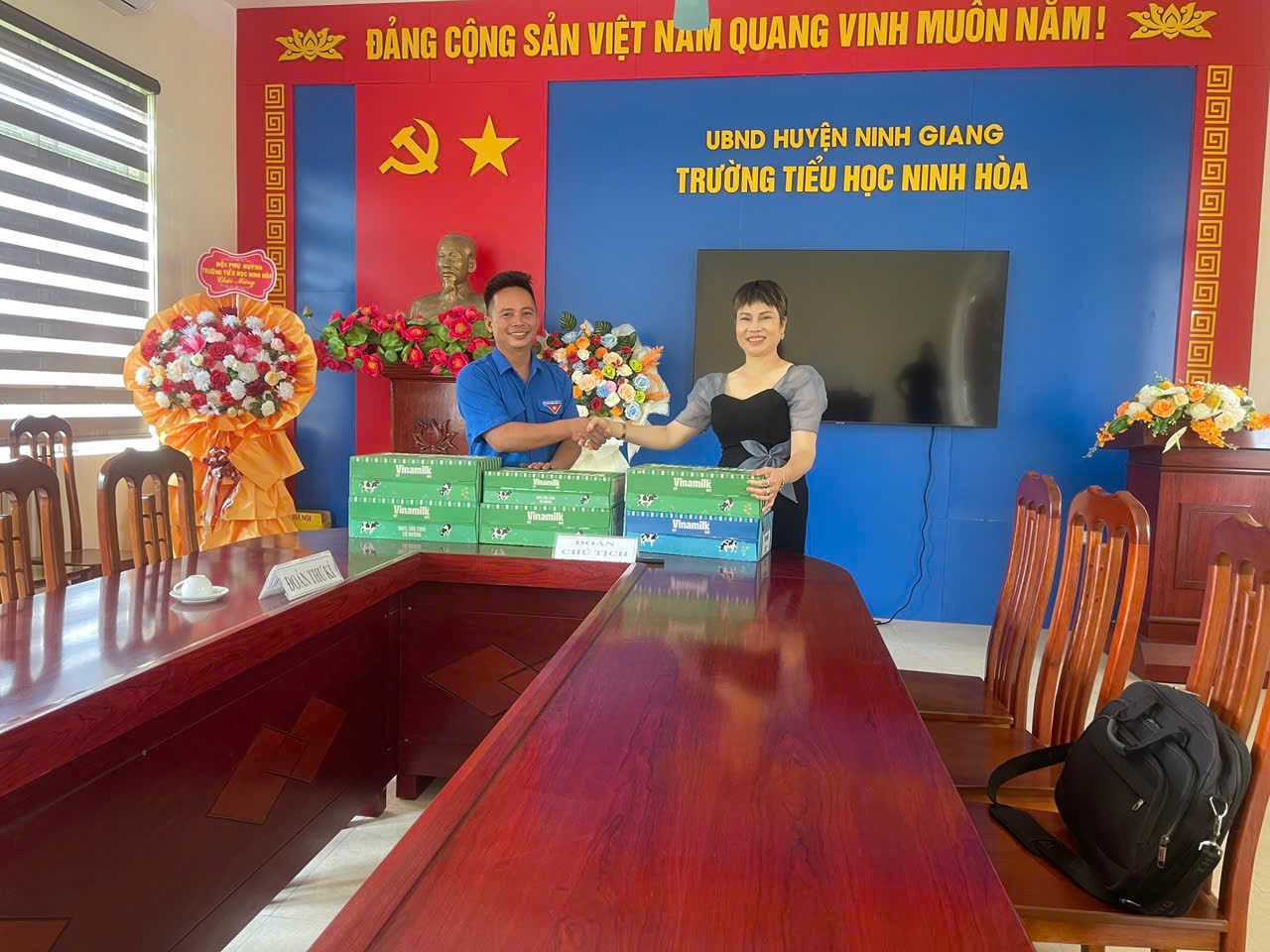 Trao tặng quà cho các em học sinh nhân dịp đầu năm học