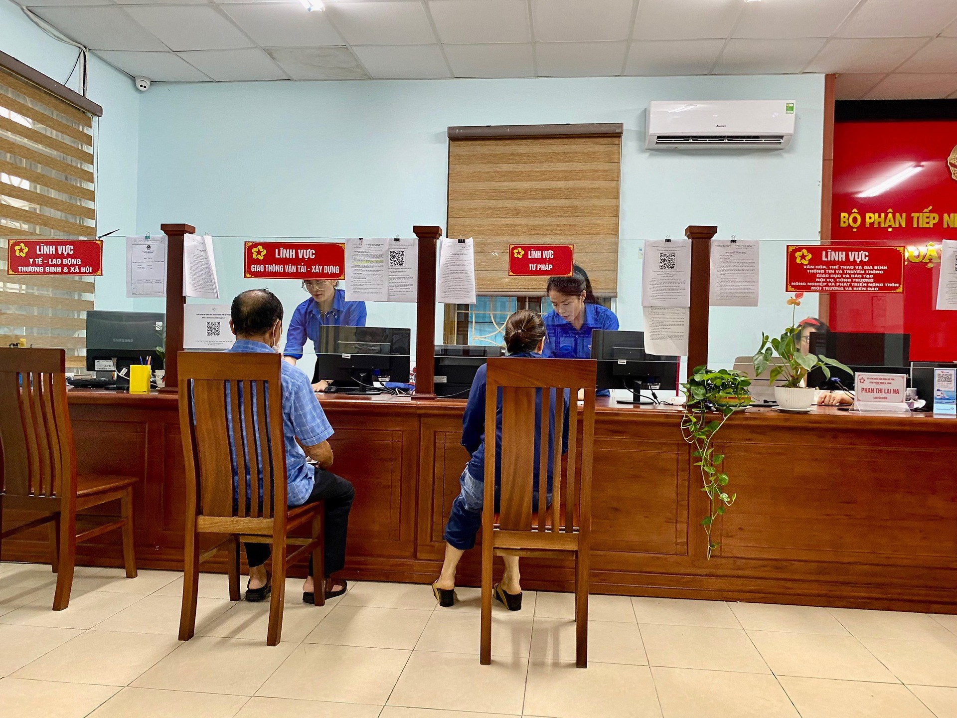 Ngày cao điểm Chiến Sỹ tình nguyện hỗ trợ người dân thực hiện dịch vụ công trực tuyến, giải quyết thủ tục hành chính năm 2023