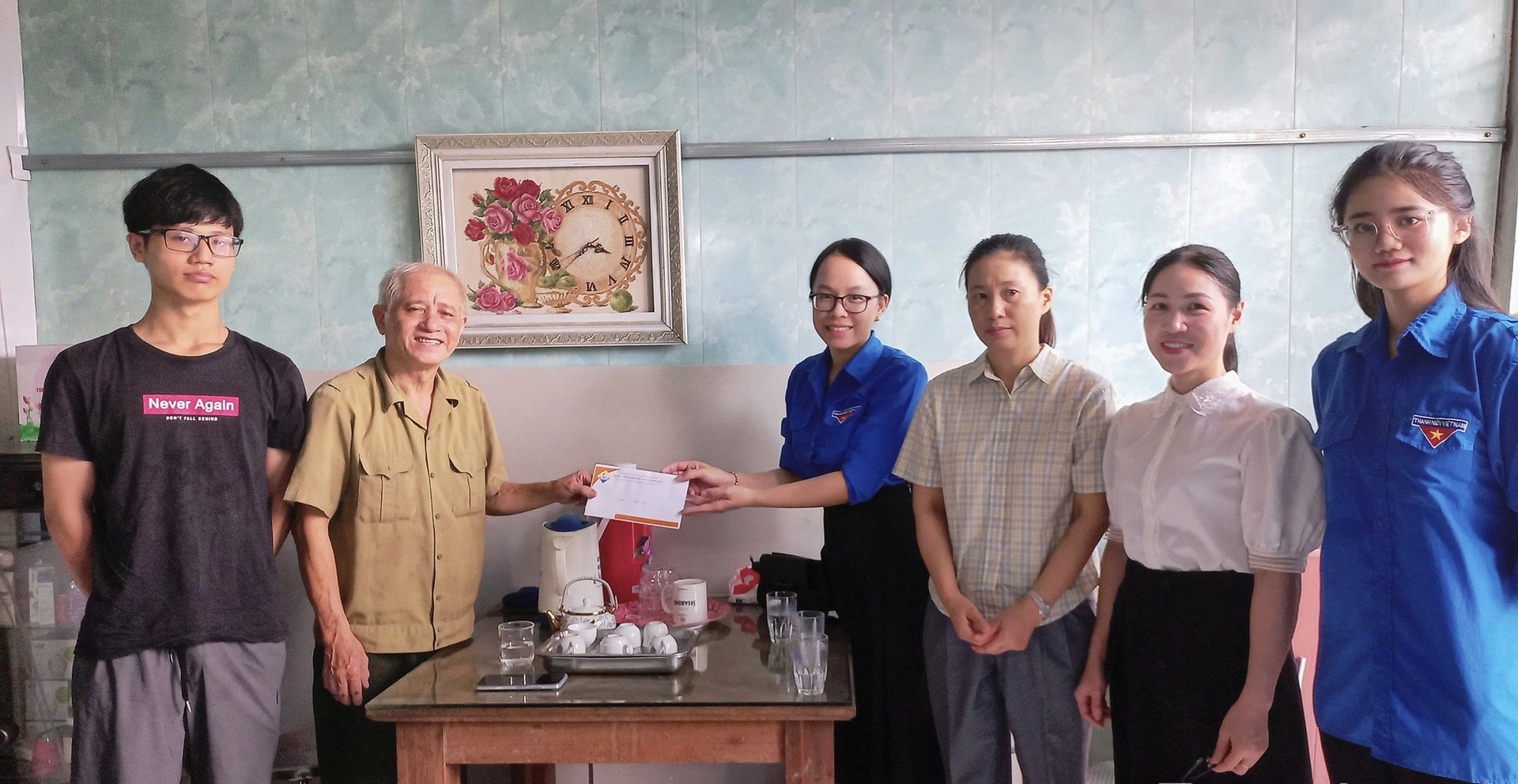 THPT Đồng Hoà: Thăm, tặng quà chiến sĩ Điện Biên, thanh niên xung phong, dân công hỏa tuyến, gia đình thân nhân liệt sỹ nhân kỷ niệm 70 năm Chiến thắng Điện Biên Phủ (7/5/1954-7/5/2024) trên địa bàn quận