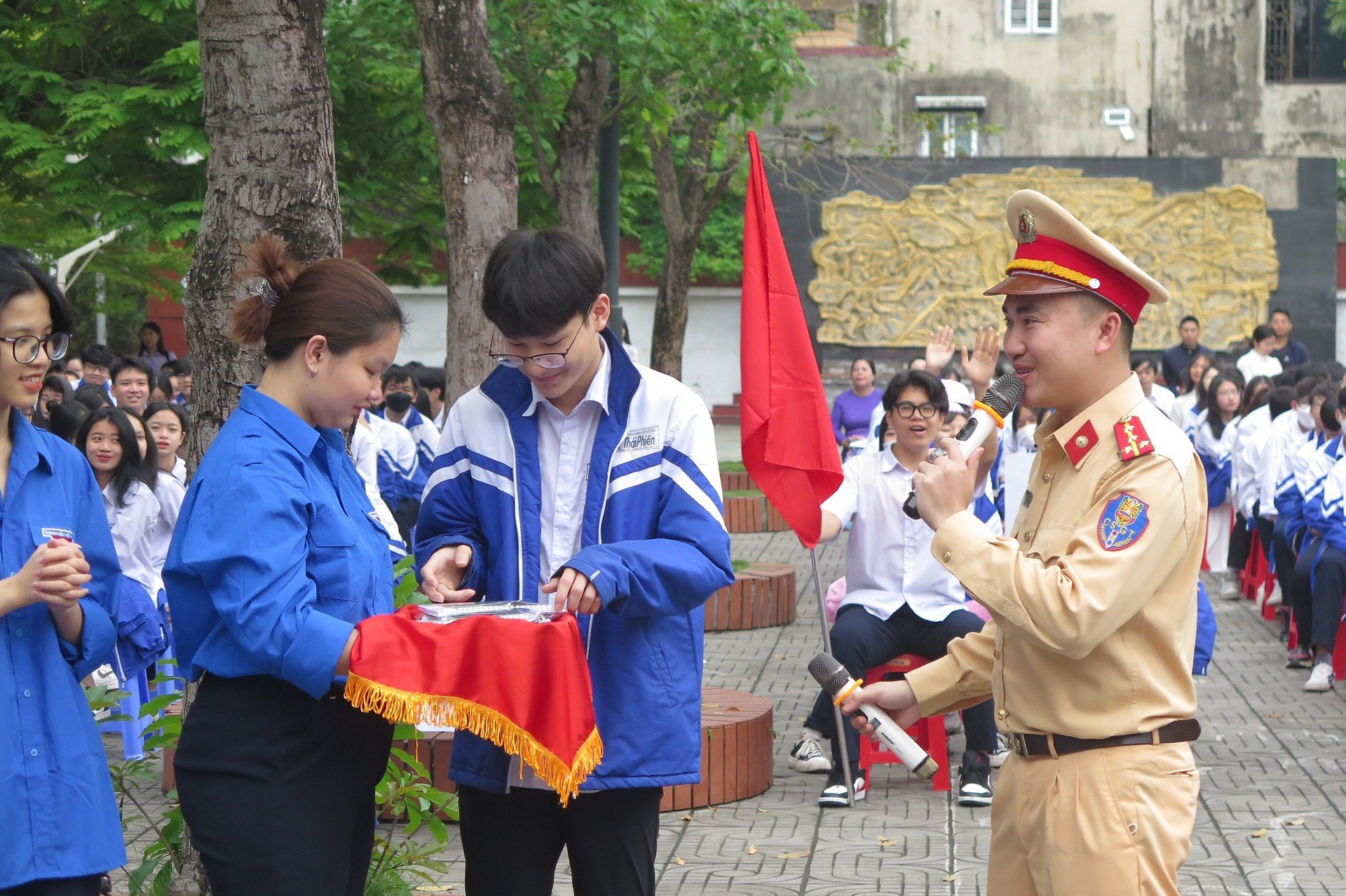 Chương trình giáo dục tập thể với chủ đề "Thanh niên với pháp luật, môi trường xanh và văn hóa đọc"