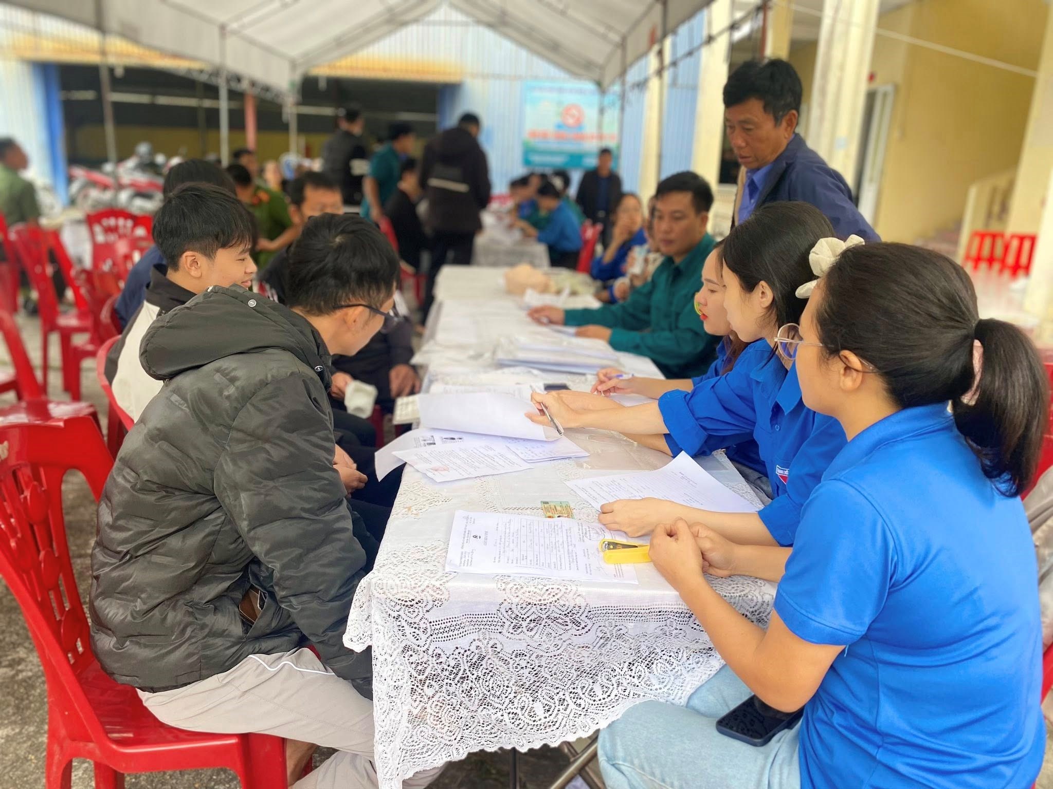 ĐOÀN VIÊN THANH NIÊN HỖ TRỢ KHÁM SƠ TUYỂN NGHĨA VỤ QUÂN SỰ XÃ AN QUANG