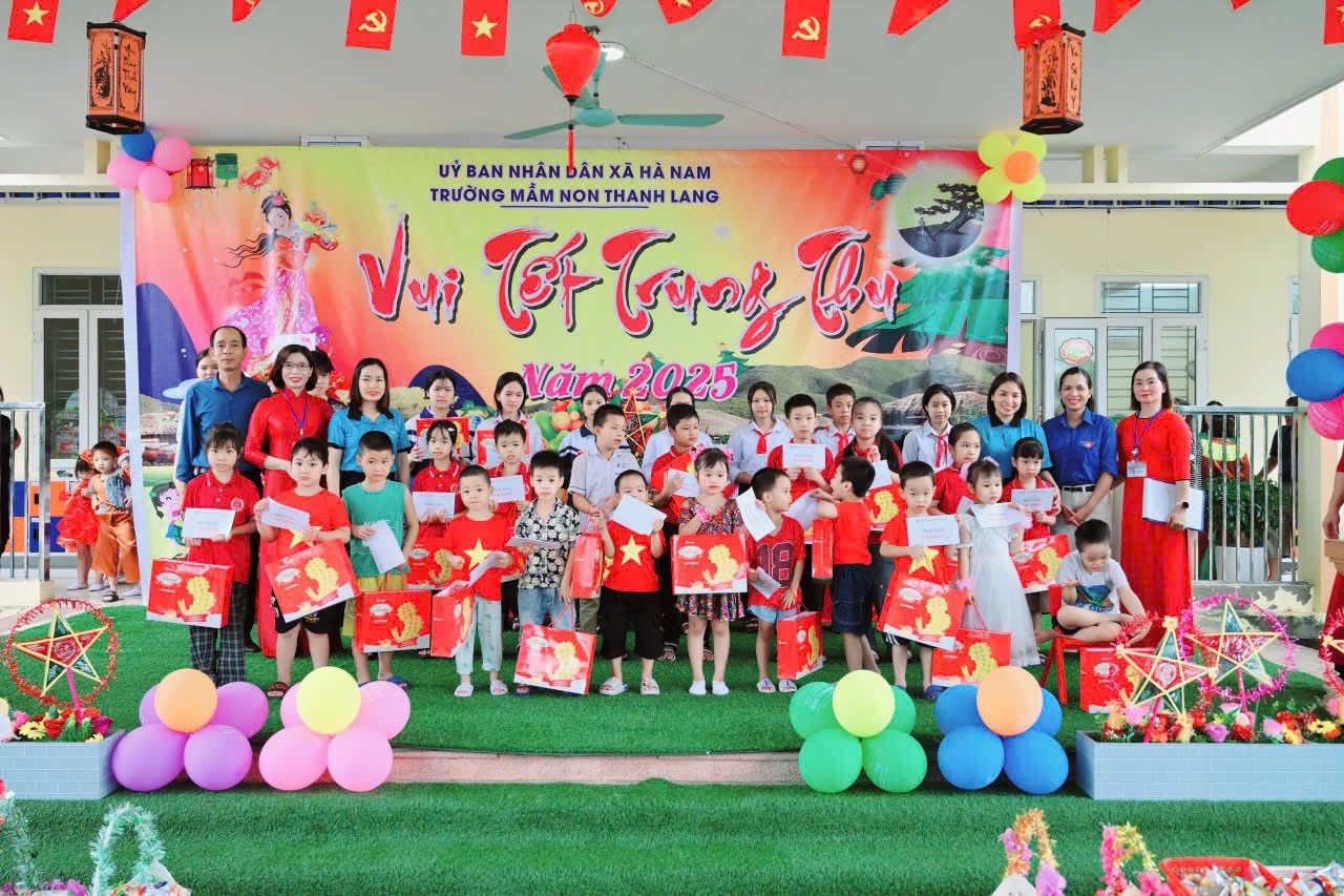 Đoàn xã Hà Nam hỗ trợ các em học sinh có hoàn cảnh khó khăn tại các trường nhân dịp Tết Trung thu năm 2025