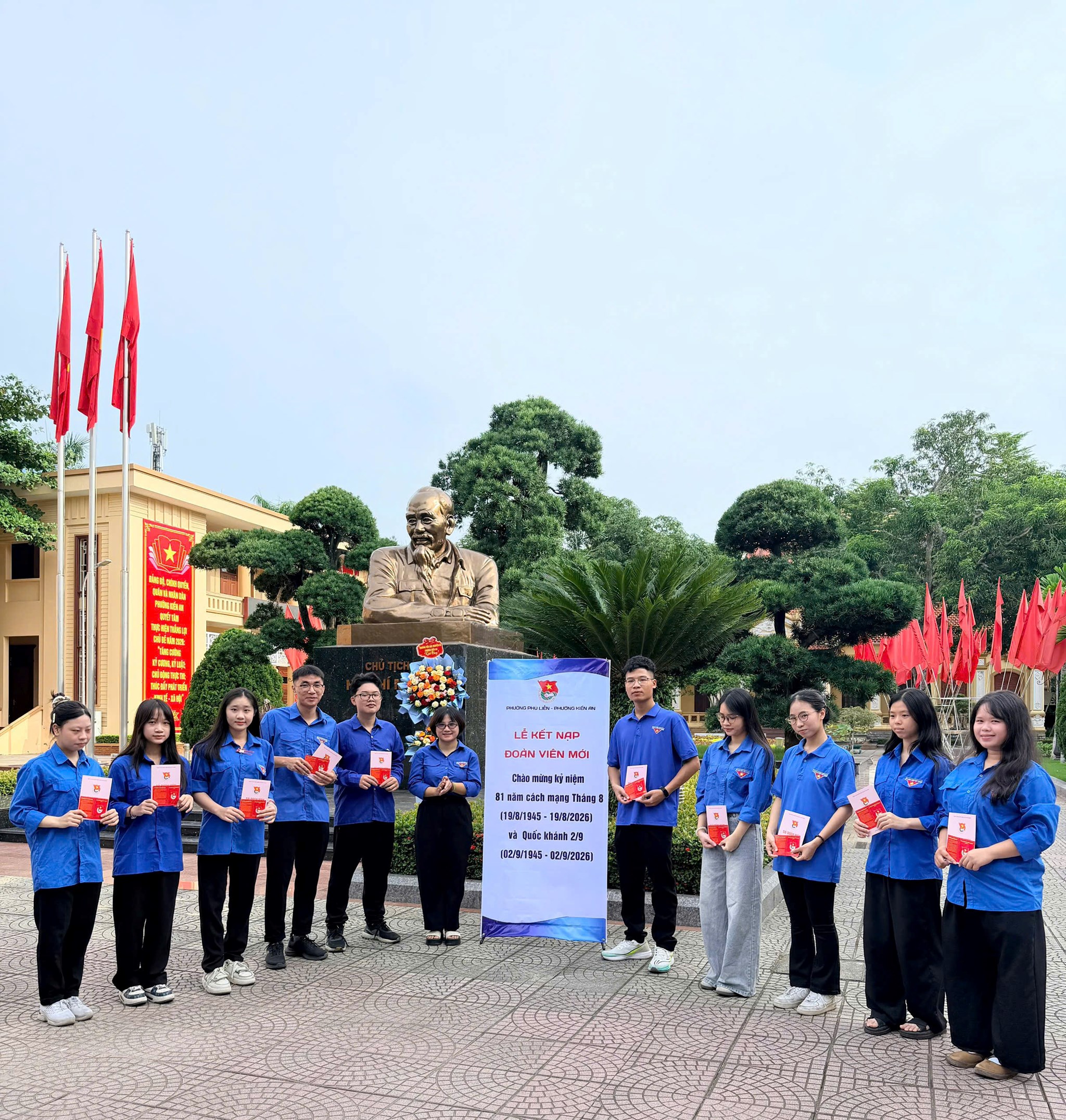 KẾT NẠP ĐOÀN VIÊN MỚI NHÂN DỊP KỶ NIỆM 81 NĂM CÁCH MẠNG THÁNG TÁM THÀNH CÔNG VÀ QUỐC KHÁNH NƯỚC CỘNG HÒA XÃ HỘI CHỦ NGHĨA VIỆT NAM