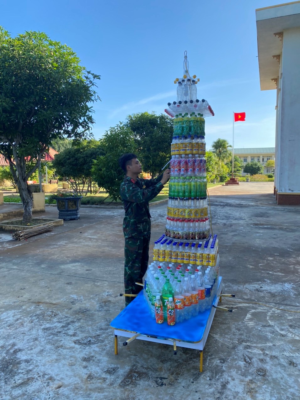 Cán bộ đoàn gương mẫu, nhiệt tình, trách nhiệm, năng động, sáng tạo trong hoạt động công tác đoàn và phong trào thanh niên.