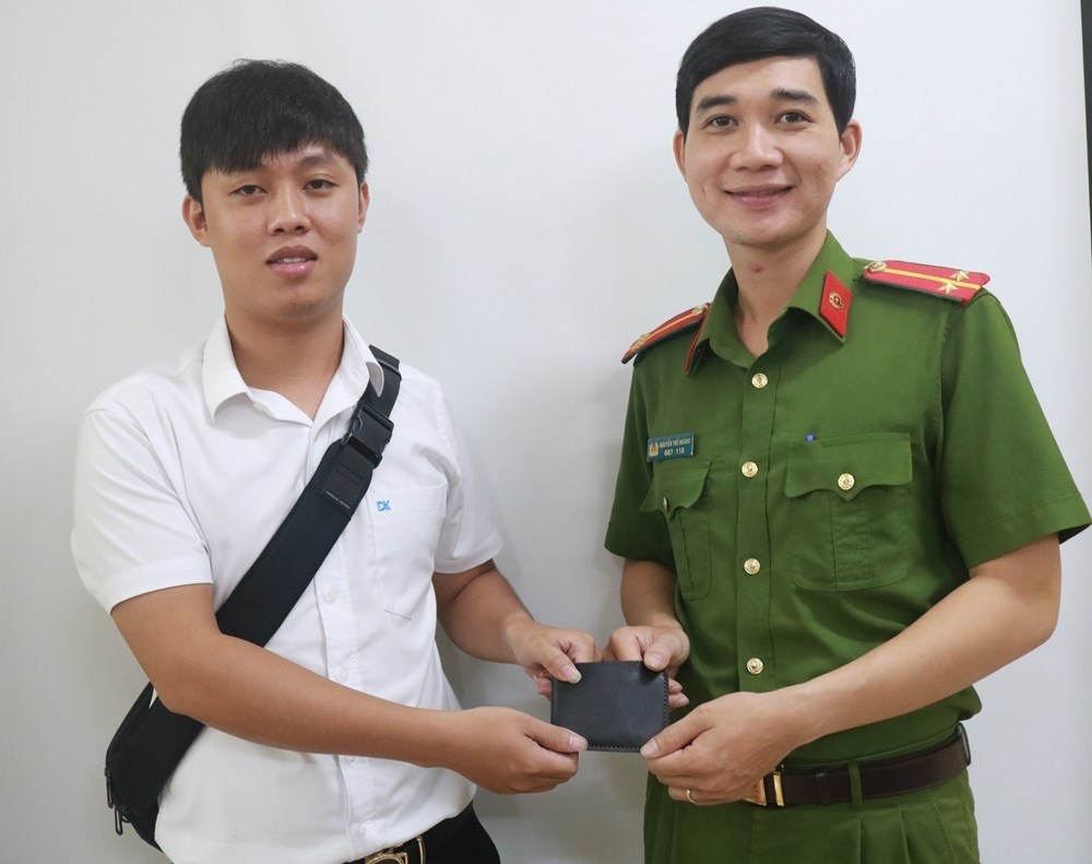 Trung úy cảnh sát nhặt được ví có 10 triệu đồng trả lại cho người mất