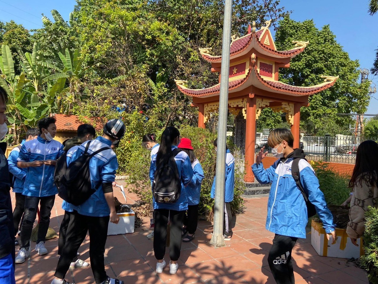 Đội hình tình nguyện Hoa phượng Đỏ Trung tâm Giáo dục nghề nghiệp - Giáo dục thường xuyên Quận Ngô Quyền tổ chức dọn dẹp nghĩa trang liệt sỹ