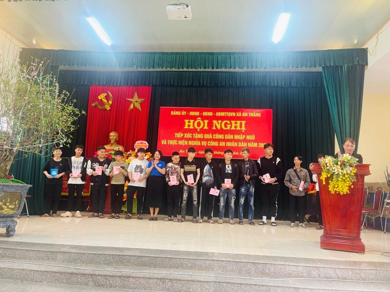 GIAO LƯU TIẾP XÚC QUÂN NHÂN NHẬP NGŨ VÀ TẶNG QUÀ CHO QUÂN NHÂN XUẤT NGŨ