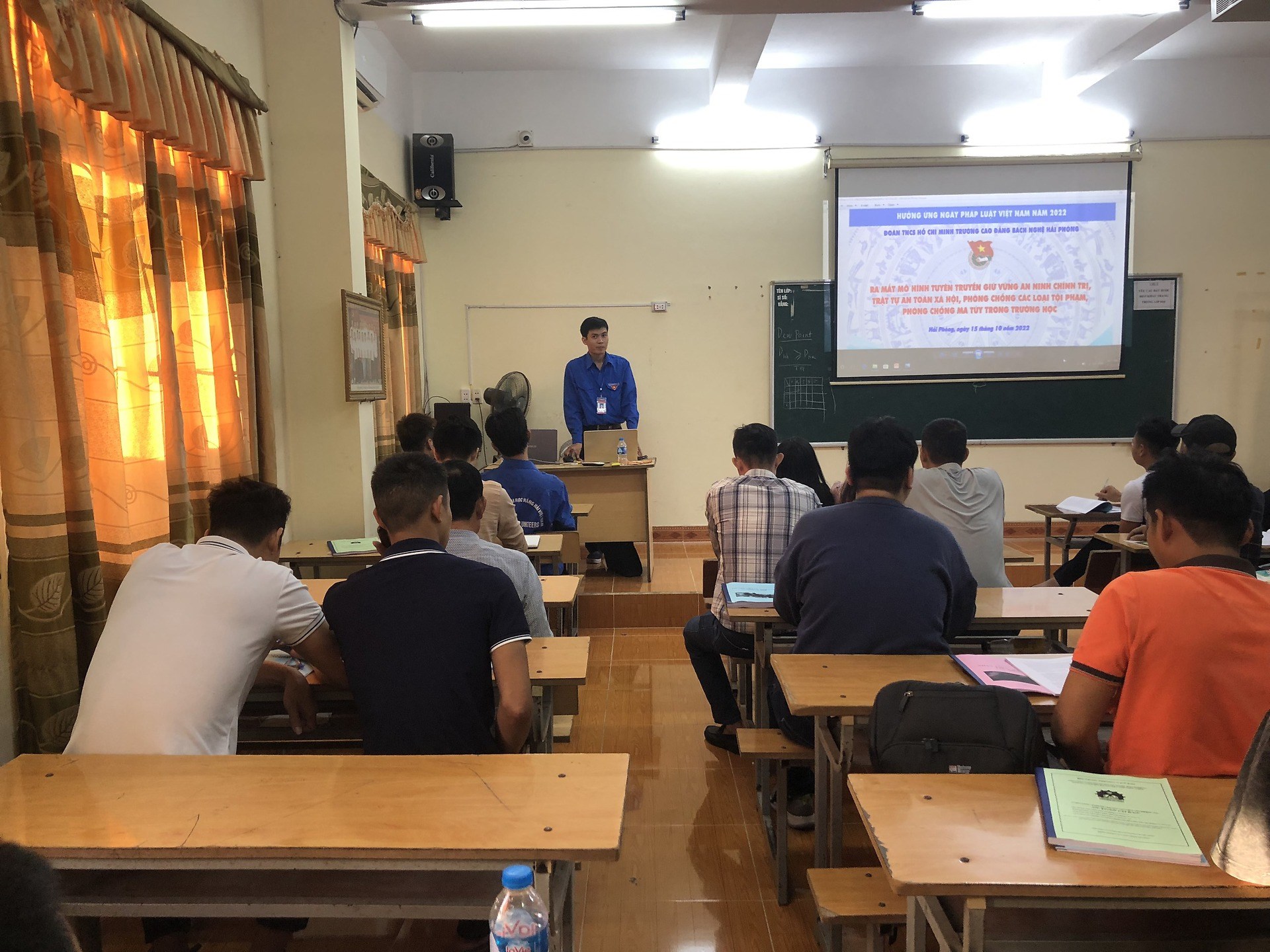 Hưởng ứng ngày Pháp luật Việt Nam năm 2022, ĐTN Trường Cao đẳng Bách Nghệ tổ chức ra mắt mô hình giữ vững an ninh chính trị, an toàn xã hội, phòng chống các loại tội phạm, tuyên truyền phòng chống ma túy trong trường học