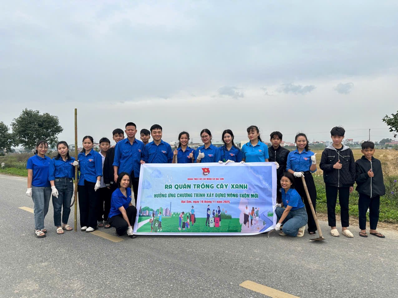 ĐẠI SƠN: RA QUÂN TRỒNG CÂY XANH HƯỞNG ỨNG CHƯƠNG TRÌNH XÂY DỰNG NÔNG THÔN MỚI