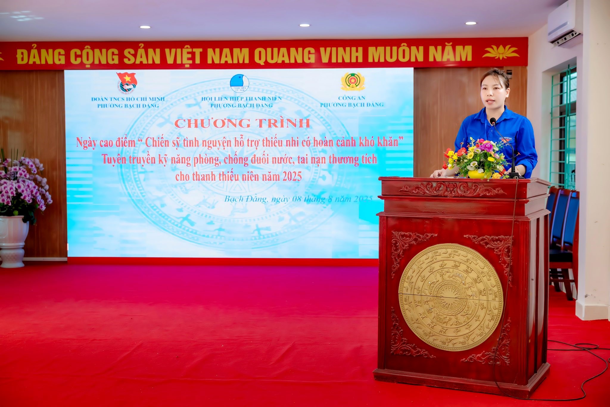 Chiến sĩ tình nguyện – Sẻ chia yêu thương cùng thiếu nhi vượt khó