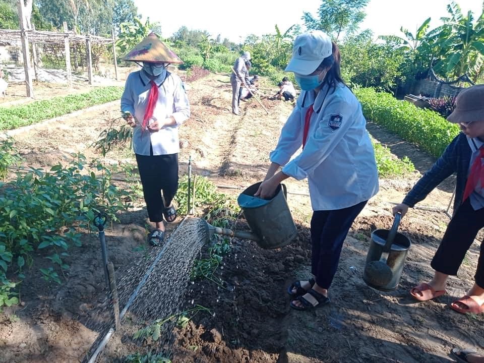 TRẢI NGHIỆM "MỘT NGÀY LÀM NÔNG DÂN"