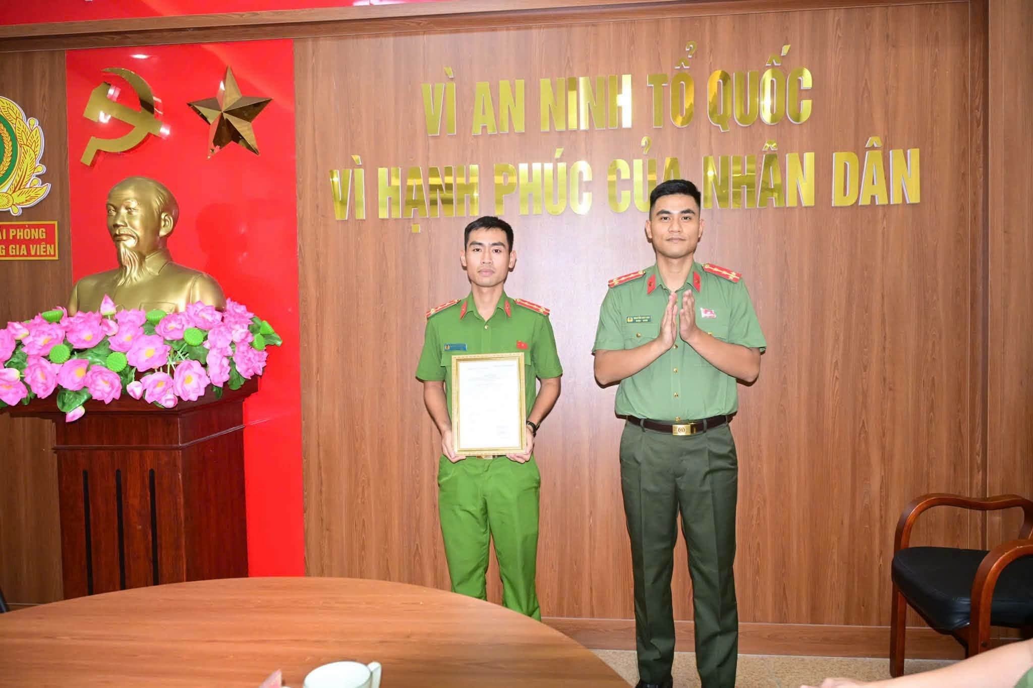 CHI ĐOÀN TỔ PHÒNG, CHỐNG TỘI PHẠM, ĐOÀN CÔNG AN PHƯỜNG TỔ CHỨC SINH HOẠT CHI ĐOÀN VÀ RA MẮT MÔ HÌNH "8 ĐIỀU NÊU GƯƠNG ĐOÀN VIÊN XHCN" LÀM ĐIỂM MÔ HÌNH CHI ĐOÀN XHCN GẮN VỚI ĐOÀN VIÊN XHCN