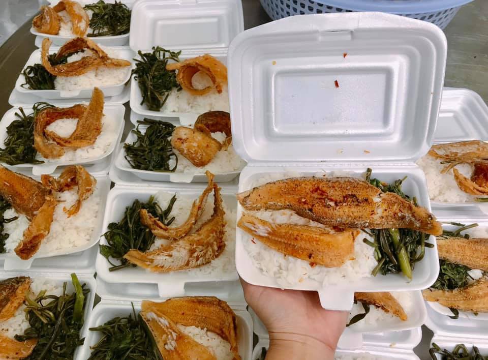 Bếp Chị Em 'Mời bà con ăn cơm' vượt qua mùa dịch