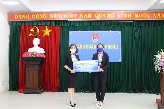 Công ty Bảo hiểm nhân thọ Manulife khu vực HPH19 tặng quà động viên tuổi trẻ thành phố trong công tác phòng, chống dịch Covid-19