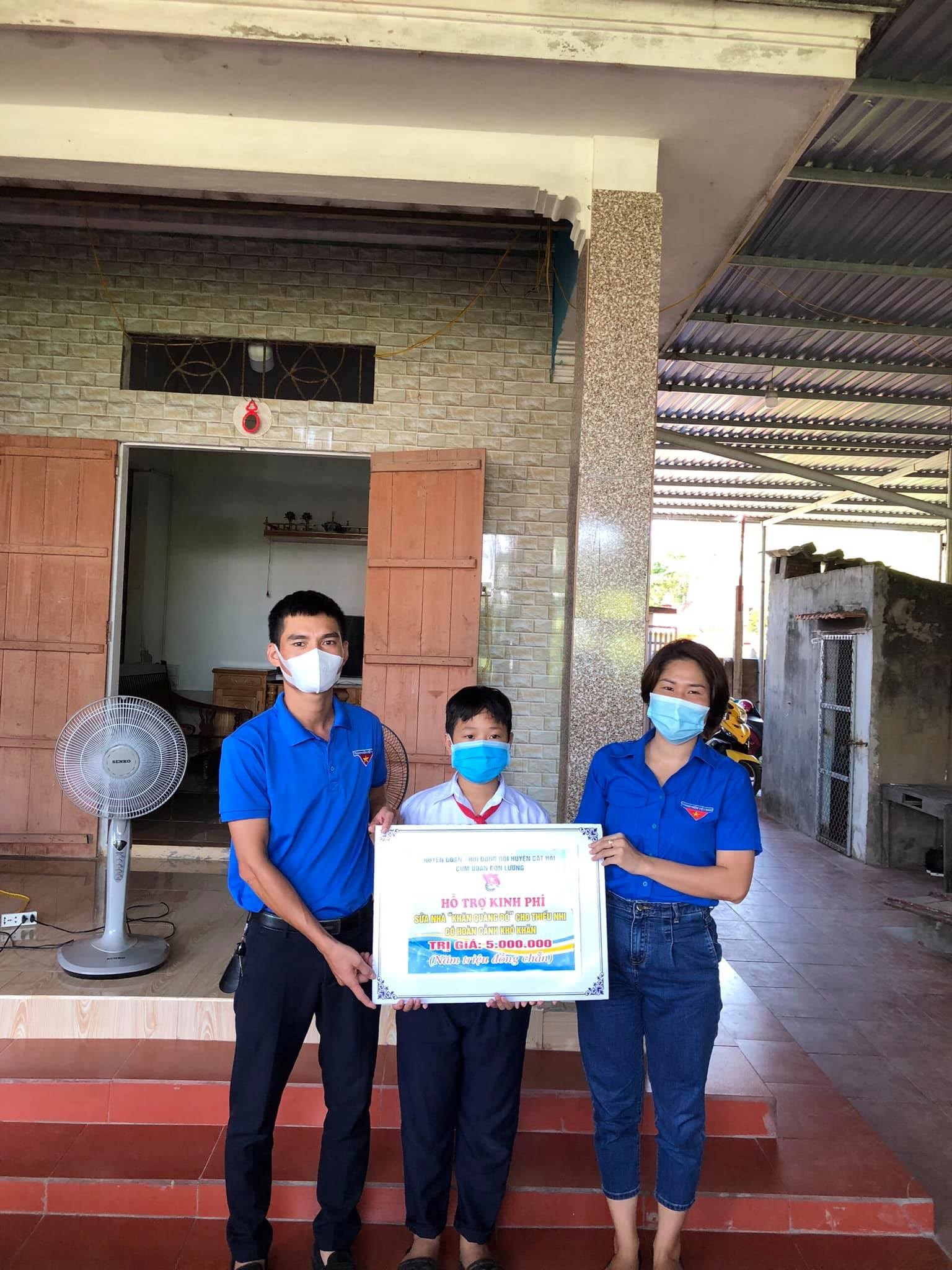 TRAO KINH PHÍ HỖ TRỢ SỬA NHÀ “KHĂN QUÀNG ĐỎ” CHO THIẾU NHI CÓ HOÀN CẢNH KHÓ KHĂN
