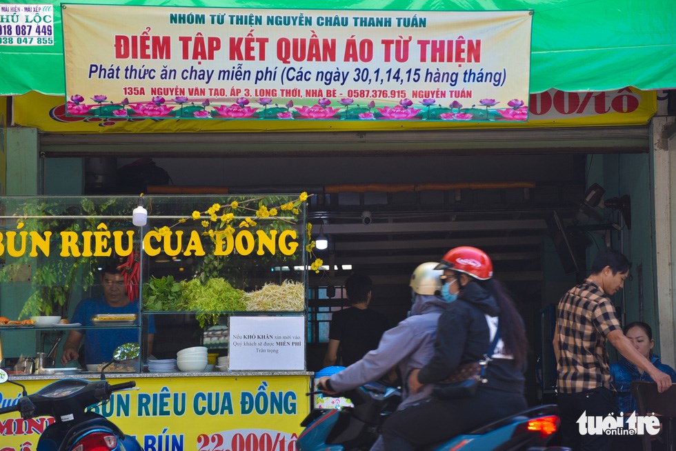 Quán bún riêu của mẹ bầu: 'Nếu khó khăn xin mời vào'